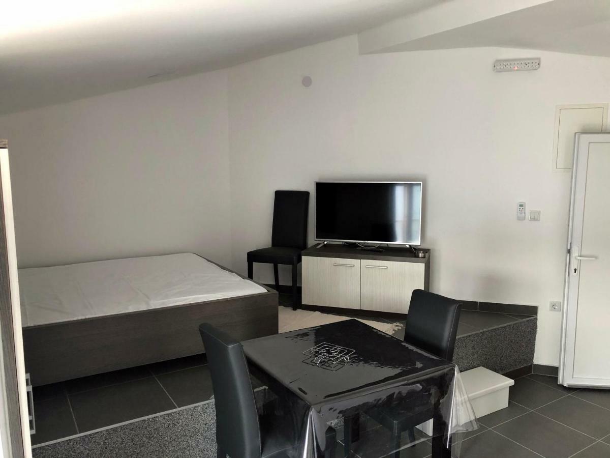 Apartments Lukrecia Неум Екстер'єр фото